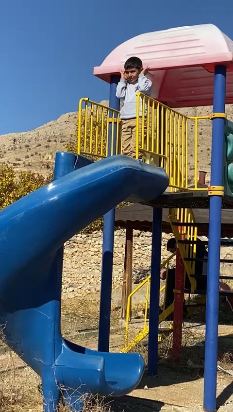 Kaydırak üzerinde bir anda namaza duran çocuk şaşkına çevirdi