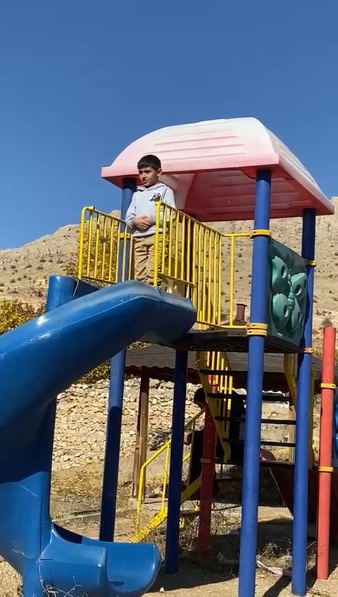 Foto - Kaydırak üzerinde bir anda namaza duran çocuk şaşkına çevirdi