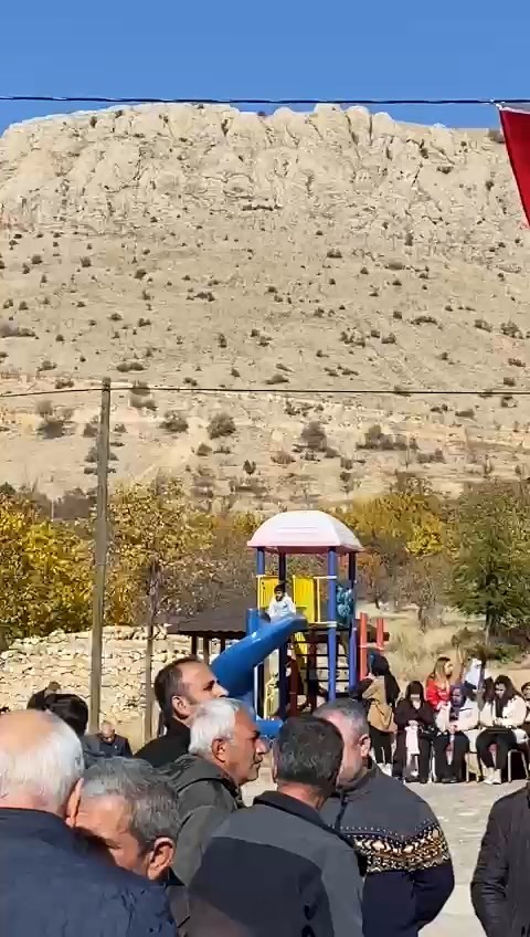 Foto - Kaydırak üzerinde bir anda namaza duran çocuk şaşkına çevirdi