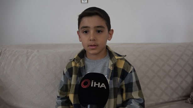 Foto - Kaydırak üzerinde bir anda namaza duran çocuk şaşkına çevirdi