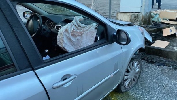 Foto - Kayganlaşan yolda kontrolden çıkan otomobil direğe çarptı