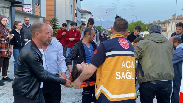 Foto - Kayganlaşan yolda kontrolden çıkan otomobil direğe çarptı