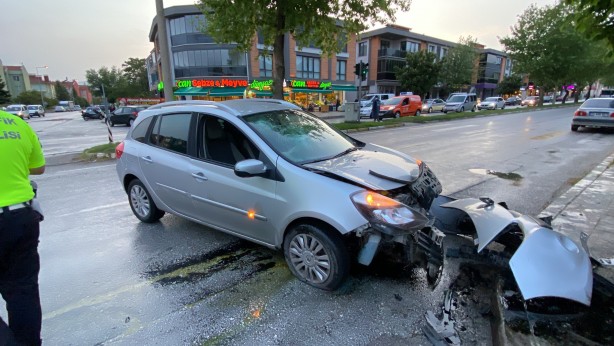 Foto - Kayganlaşan yolda kontrolden çıkan otomobil direğe çarptı
