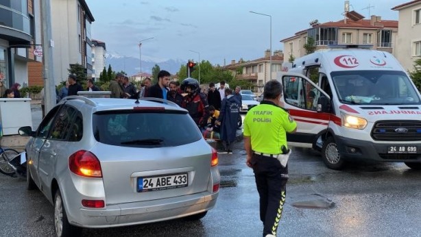 Foto - Kayganlaşan yolda kontrolden çıkan otomobil direğe çarptı