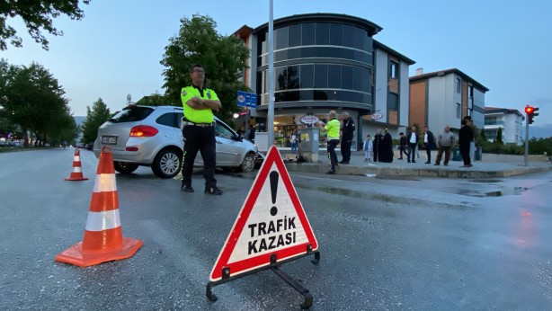 Kayganlaşan yolda kontrolden çıkan otomobil direğe çarptı