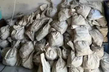 Kayınpederinin evini temizlerken resmen hazine buldu! Çuvallar dolusu, her yerden fışkırdı