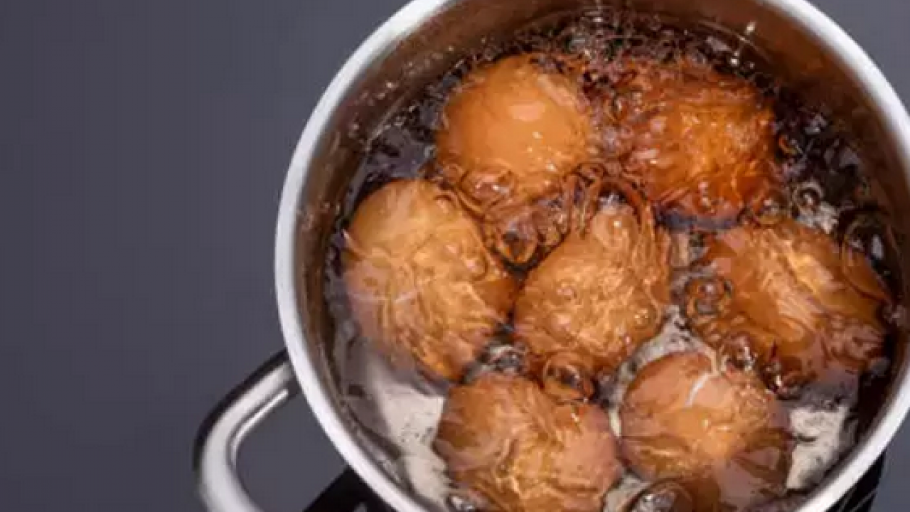 Foto - Kayısı kıvamında yumurta için girdap taktiği! Ünlü şefin önerisi: Yanlış yapmışız meğer 'Sirke gereksiz, yağ şart'