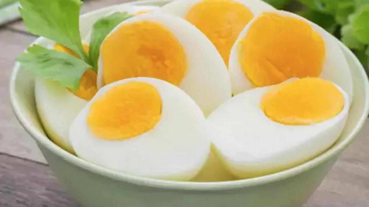 Kayısı kıvamında yumurta için girdap taktiği! Ünlü şefin önerisi: Yanlış yapmışız meğer 'Sirke gereksiz, yağ şart'