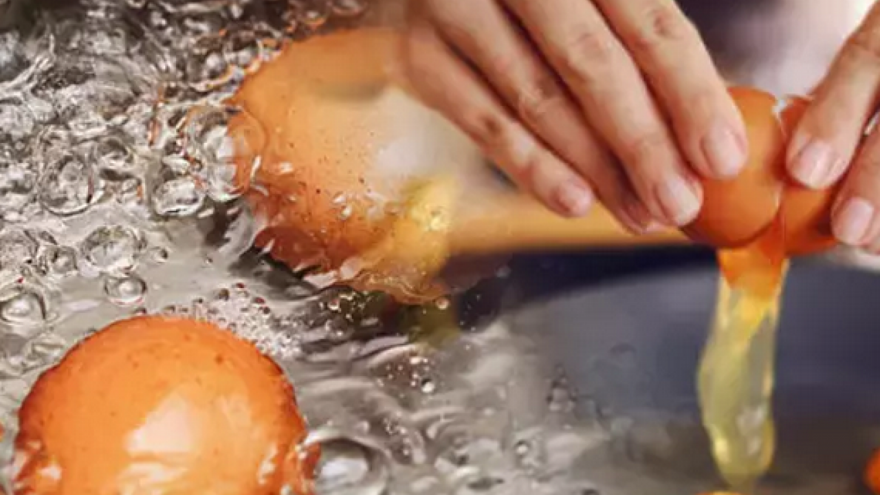 Foto - Kayısı kıvamında yumurta için girdap taktiği! Ünlü şefin önerisi: Yanlış yapmışız meğer 'Sirke gereksiz, yağ şart'