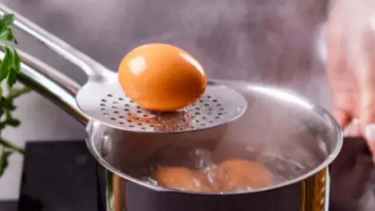 Foto - Kayısı kıvamında yumurta için girdap taktiği! Ünlü şefin önerisi: Yanlış yapmışız meğer 'Sirke gereksiz, yağ şart'