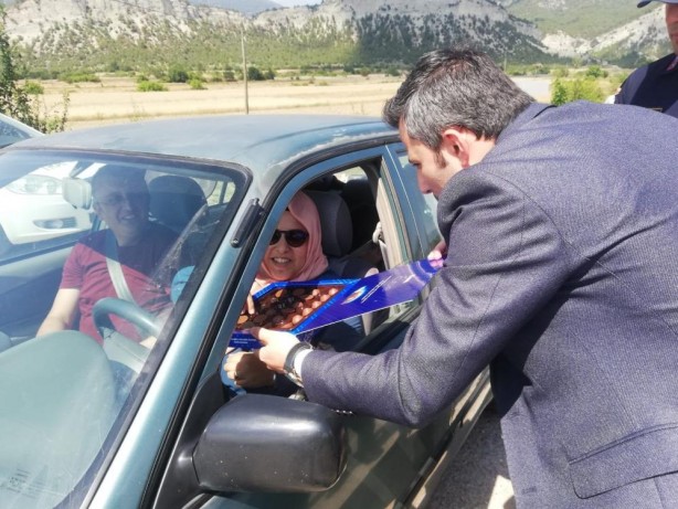 Foto - Kaymakamdan vatandaşlara çikolata ikramı