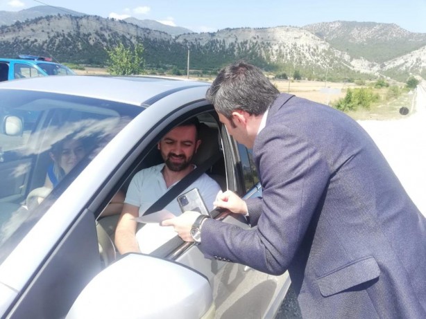 Foto - Kaymakamdan vatandaşlara çikolata ikramı