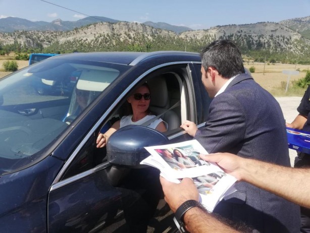 Kaymakamdan vatandaşlara çikolata ikramı