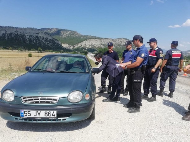 Foto - Kaymakamdan vatandaşlara çikolata ikramı
