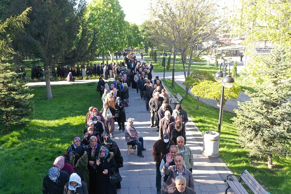 Foto - Kayseri'de binler oraya akın etti | Bakın bu kuyruk neden oluştu!