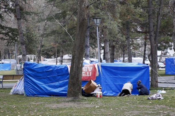 Foto - Kayseri'de depremlerden tedirgin olan vatandaşlar parklara çadır kurdu