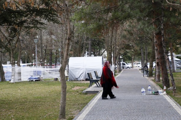 Foto - Kayseri'de depremlerden tedirgin olan vatandaşlar parklara çadır kurdu