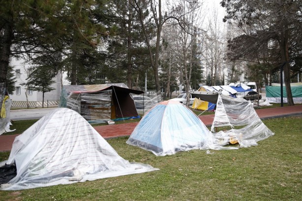 Foto - Kayseri'de depremlerden tedirgin olan vatandaşlar parklara çadır kurdu
