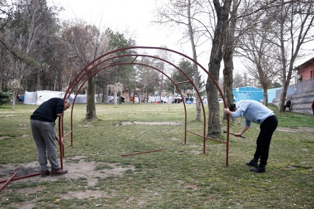 Foto - Kayseri'de depremlerden tedirgin olan vatandaşlar parklara çadır kurdu
