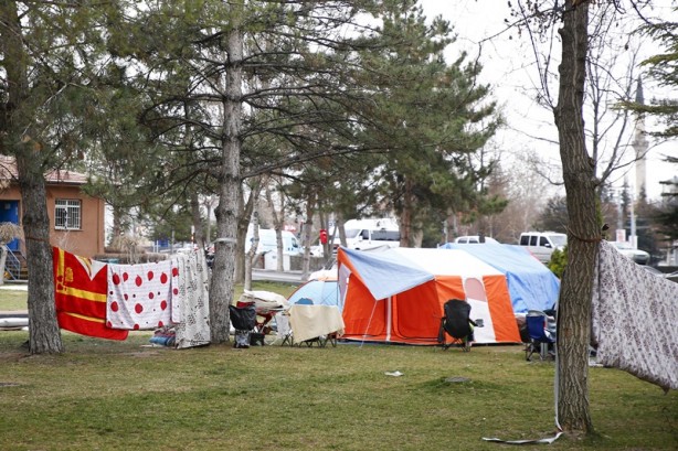 Kayseri'de depremlerden tedirgin olan vatandaşlar parklara çadır kurdu