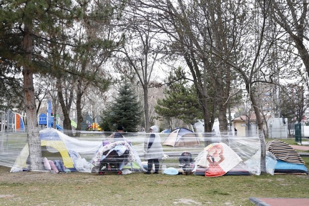 Foto - Kayseri'de depremlerden tedirgin olan vatandaşlar parklara çadır kurdu