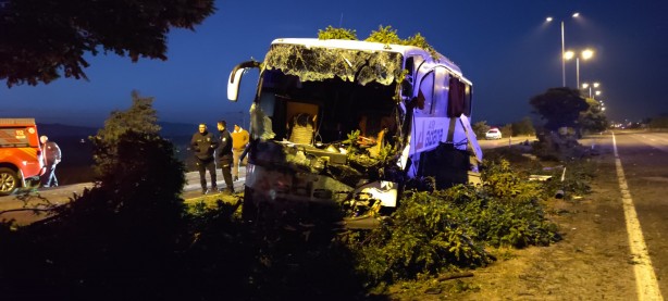 Foto - Kayseri'de kontrolden çıkan yolcu otobüsü aydınlatma direğine çarptı