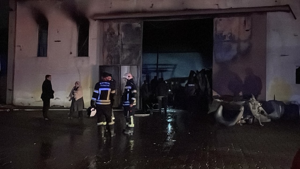 Kayseri'de mobilya fabrikası alevlere teslim oldu! OSB'de korkutan yangın