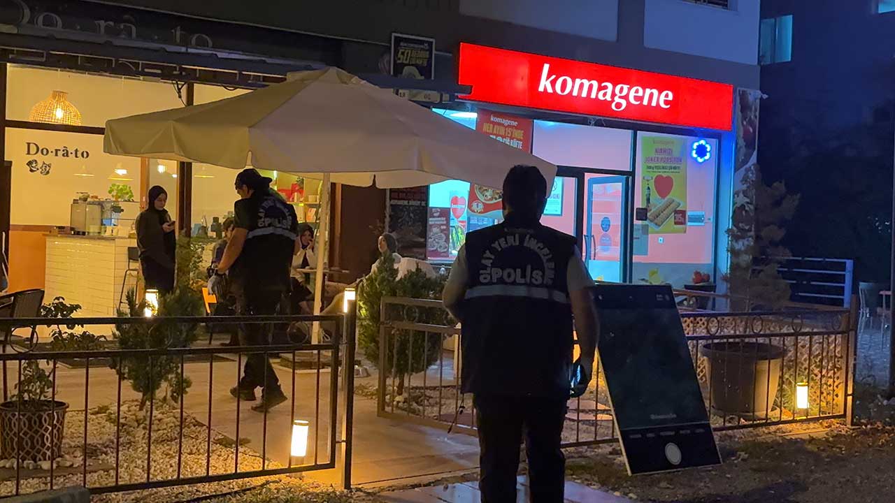 Kayseri’de sokak ortasında bıçaklı kavga! Kanlar içinde kalan şahıs kafeye sığındı!