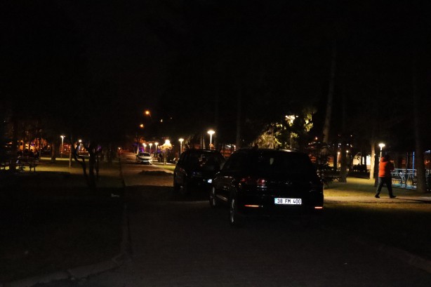 Foto - Kayserililer geceyi sokakta geçiriyor!