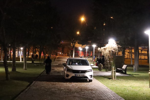 Foto - Kayserililer geceyi sokakta geçiriyor!