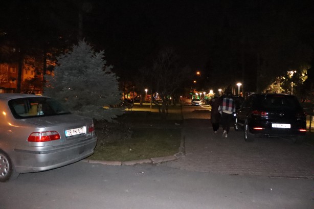 Kayserililer geceyi sokakta geçiriyor!