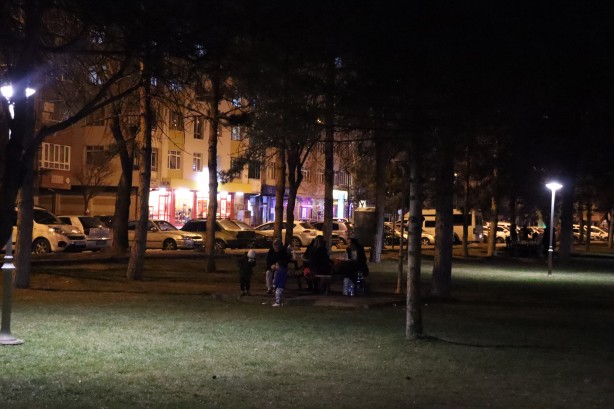 Foto - Kayserililer geceyi sokakta geçiriyor!