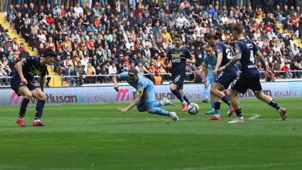 Kayserispor-Fenerbahçe maçında top toplayıcı çocuktan tepki toplayan hareket