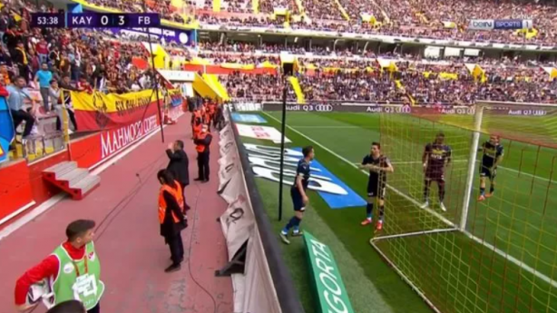 Foto - Kayserispor-Fenerbahçe maçında top toplayıcı çocuktan tepki toplayan hareket