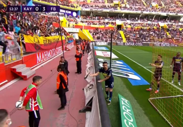 Foto - Kayserispor-Fenerbahçe maçında top toplayıcı çocuktan tepki toplayan hareket