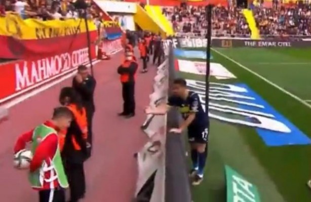 Foto - Kayserispor-Fenerbahçe maçında top toplayıcı çocuktan tepki toplayan hareket