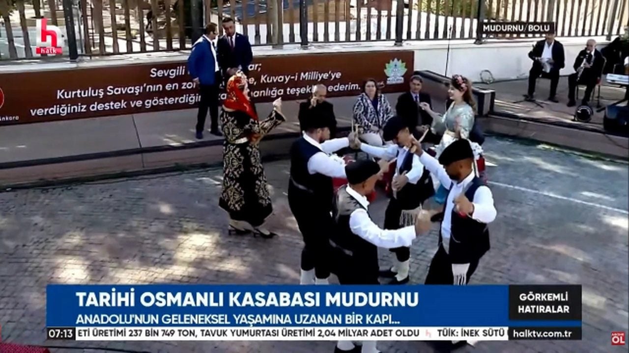 Foto - Kayyım atanması sonrası Halk TV’de ilginç anlar! Dualar edildi, oyun havaları çalındı