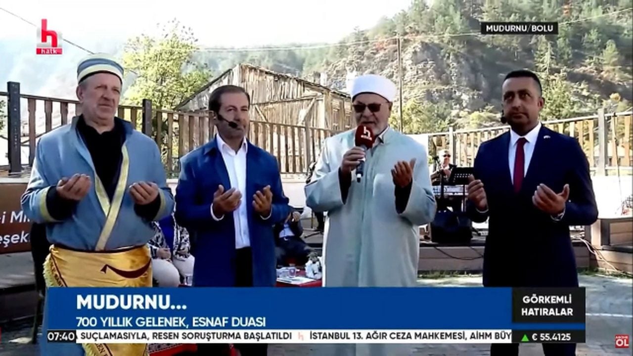 Foto - Kayyım atanması sonrası Halk TV’de ilginç anlar! Dualar edildi, oyun havaları çalındı