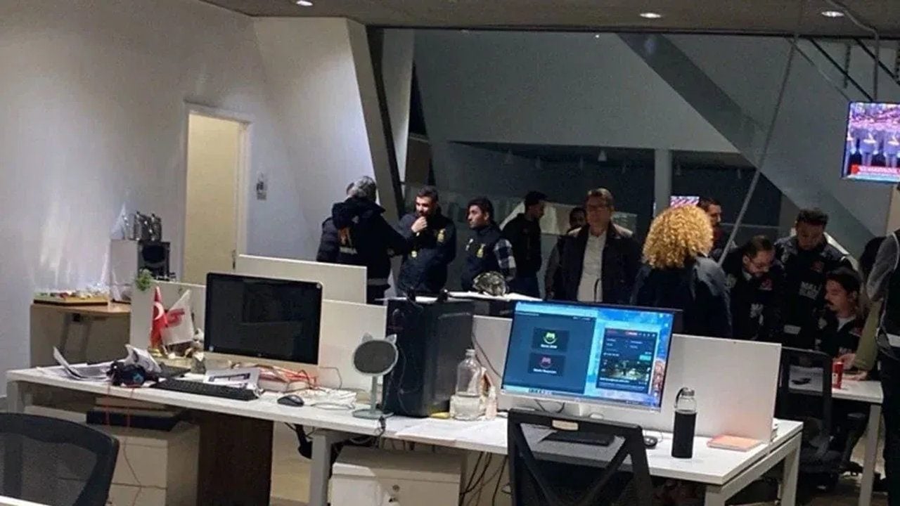 Foto - Kayyım atanması sonrası Halk TV’de ilginç anlar! Dualar edildi, oyun havaları çalındı