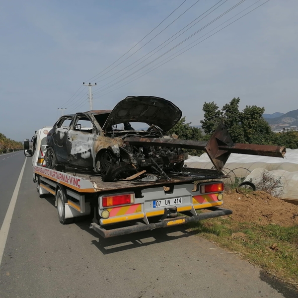 Foto - Kaza sonrası alev alan otomobil küle döndü