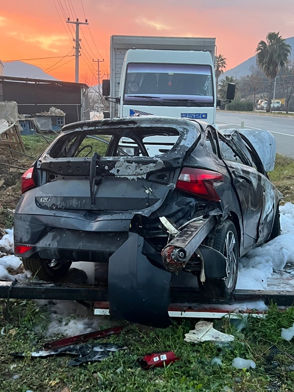 Foto - Kaza sonrası alev alan otomobil küle döndü