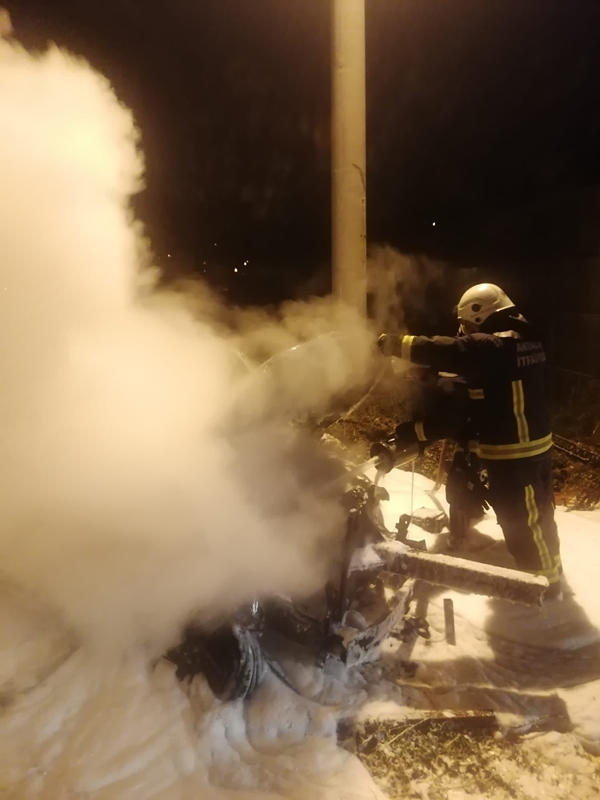 Foto - Kaza sonrası alev alan otomobil küle döndü