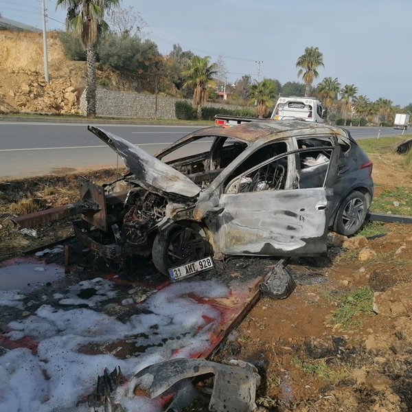 Foto - Kaza sonrası alev alan otomobil küle döndü