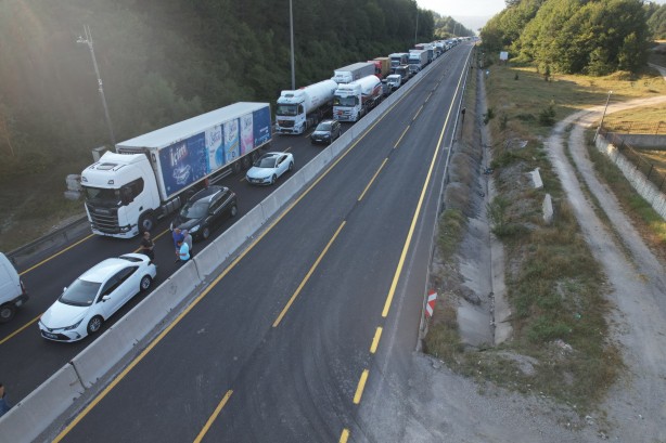 Kaza sonrası Bolu Dağı'nda kilometrelerce araç kuyruğu oluştu