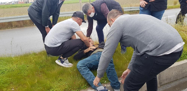 Foto - Kaza sonrası garip görüntü! Yardım edeyim derken...