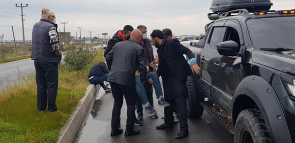 Foto - Kaza sonrası garip görüntü! Yardım edeyim derken...