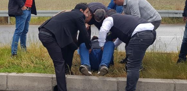 Foto - Kaza sonrası garip görüntü! Yardım edeyim derken...