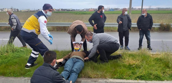 Foto - Kaza sonrası garip görüntü! Yardım edeyim derken...