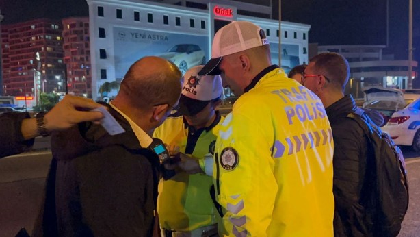 Kaza yapan alkollü sürücü polise öyle bir şey teklif etti ki, ağızlar bir karış açık kaldı! Hayır, rüşvet değil, bakın ne