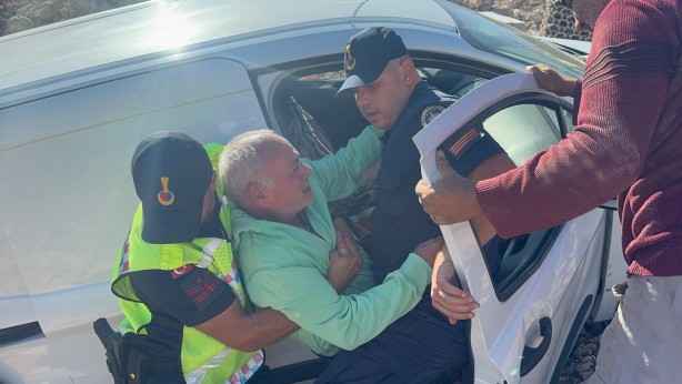 Foto - Kaza yapan araç askıda kaldı! İçinde engelli adam vardı...